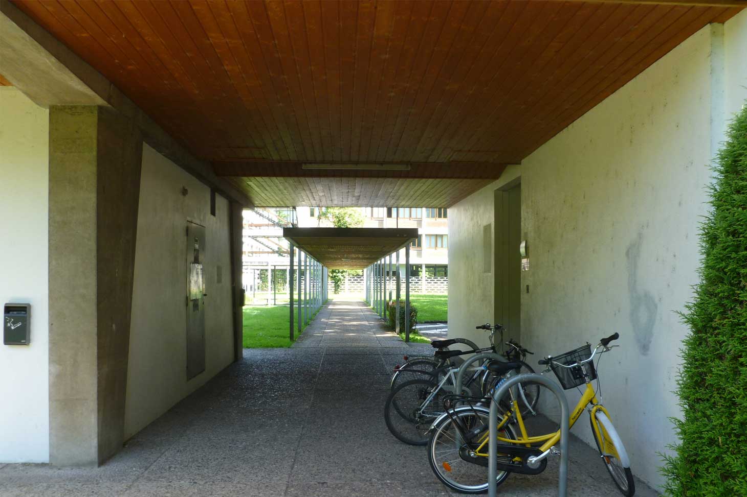 Devant bâtiment B UFR PhITEM Campus EST Saint Martin d'Hères
